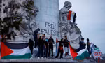 Người biểu tình ủng hộ Palestine ở Pháp ngày 12/10. (Ảnh: Reuters)