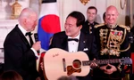 Tổng thống Hàn Quốc Yoon Suk Yeol được Tổng thống Mỹ Joe Biden tặng cây guitar của Don Mclean