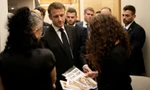 Tổng thống Pháp Emmanuel Macron gặp những công dân mang hai quốc tịch mất người thân trong vụ tấn công của Hamas hoặc bị bắt làm con tin tại Tel Aviv ngày 24/10. (Ảnh: Reuters)