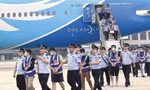 Các nghi phạm bị cảnh sát áp giải trên một chuyến bay đến sân bay quốc tế Hà Nam ngày 11/9. 