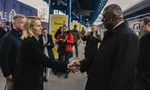 Đại sứ Mỹ tại Ukraine Bridget Brink đón Bộ trưởng Quốc phòng Lloyd Austin đến thăm Ukraine ngày 20/11. (Ảnh: X)