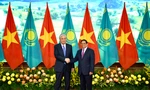 Thủ tướng Phạm Minh Chính và Tổng thống Kazakhstan Kassym-Jomart Tokayev. (Ảnh: Như Ý)