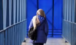 Một phụ nữ đi trên cầu đi bộ ở Tehran. (Ảnh: EPA)