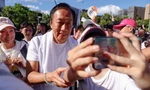 Người ủng hộ chụp ảnh selfie với tỷ phú Terry Gou. (Ảnh: Reuters)