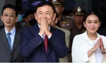 Hình ảnh ông Thaksin khi trở về sân bay Bangkok ngày 22/8. (Ảnh: Reuters)