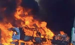 Đoàn xe tải bốc cháy ở Muse, một thị trấn gần biên giới Myanmar - Trung Quốc. (Ảnh: MXH)
