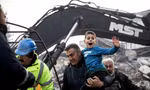 Đội cứu hộ cứu được một em bé ở Hatay ngày 8/2. (Ảnh: Getty)