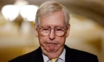 Thượng nghị sĩ Mitch McConnell bỗng dưng đứng im trong 21 giây trước báo chí. (Ảnh: Reuters)