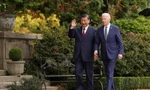 Lãnh đạo Mỹ - Trung đi dạo cùng nhau trong dịp gặp ở Francisco. (Ảnh: Reuters)