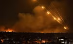 Nã rốc-két từ hướng Gaza về phía Israel ngày 8/10. (Ảnh: AP)