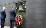 Ngoại trưởng Đức Heiko Maas và người đồng cấp Ba Lan Jacek Czaputowicz thăm bức tường tưởng niệm các nạn nhân của cuộc nổi dậy Warsaw năm 2019. (Ảnh: Reuters)