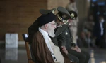 Lãnh tụ tối cao Iran Ayatollah Ali Khamenei nghe tướng tư lệnh quân đội báo cáo tình hình ngày 10/10. (Ảnh: AP)