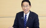 Thủ tướng Nhật Bản Fumio Kishida dùng bữa với hải sản từ Fukushima. (Ảnh: Reuters)