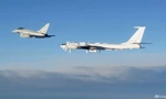Trong bức ảnh này do Bộ Quốc phòng chụp vào ngày 14/8 cho một chiếc Typhoon của RAF (bên trái) theo dõi máy bay trinh sát hàng hải và tác chiến chống ngầm (ASW) Tupolev Tu-142 của Nga. (Ảnh: MoD)