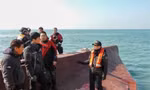 Lực lượng cứu hộ đang làm nhiệm vụ tại hiện trường vụ lật tàu. (Ảnh: Yonhap)