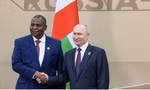 Tổng thống Nga Vladimir Putin và Tổng thống CH Trung Phi Faustin-Archange Touadera gặp nhau bên lề hội nghị thượng đỉnh Nga-Châu Phi tại St Petersburg ngày 28/7. (Ảnh: Tass)