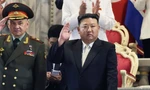 Bộ trưởng Quốc phòng Nga Sergei Shoigu (trái) đứng cạnh Chủ tịch Triều Tiên Kim Jong Un trong lễ duyệt binh ngày 27/7. (Ảnh: AP)