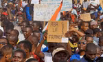 Người biểu tình tụ tập ở thủ đô Niamey của Niger để ủng hộ lực lượng đảo chính ngày 30/7. (Ảnh: Reuters)