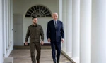 Tổng thống Mỹ Joe Biden (phải) cùng người đồng cấp Ukraine Volodymir Zelensky bước trên hành lang ở Nhà Trắng trong chuyến thăm của nhà lãnh đạo Ukraine ngày 21/9. (Ảnh: Reuters)
