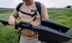 Kỹ sư Yuriy Motov với phương tiện chống máy bay không người lái kiểu mới. (Ảnh: Reuters)