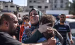 Một người phụ nữ ôm cậu con trai 3 tuổi thiệt mạng sau cuộc không kích xuống thành phố Gaza ngày 26/10. (Ảnh: Getty)