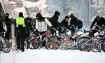 Người di cư đi bằng xe đạp đến cửa khẩu Salla ở miền bắc Phần Lan ngày 23/11. (Ảnh: Reuters)