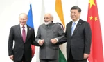 Thủ tướng Ấn Độ Narendra Modi (giữa) cùng Tổng thống Nga Vladimir Putin (trái) và Chủ tịch Trung Quốc Tập Cận Bình trong cuộc gặp bên lề thượng đỉnh G20 tại Nhật Bản tháng 6/2019. (Ảnh: Reuters)