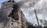 Một tòa nhà ở thành phố Kryvyi Rih của Ukraine trúng tên lửa ngày 31/7. (Ảnh: Reuters)