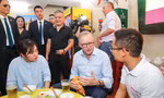Thủ tướng Úc Anthony Albanese thưởng thức bia Hà Nội và một số món ăn Việt Nam trên phố Đường Thành. (Ảnh: Nhật Minh)
