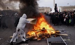 Người biểu tình đốt lửa trước trụ sở Quốc hội Pháp ngày 16/3. (Ảnh: AP)