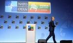 Tổng Thư ký NATO Jens Stoltenberg rời khỏi cuộc họp báo về thượng đỉnh ngày 10/7. (Ảnh: Reuters)