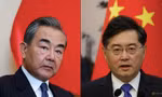 Ông Vương Nghị (trái) và ông Tần Cương. (Ảnh: Reuters)