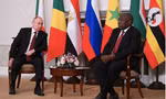 Tổng thống Nga Vladimir Putin và Tổng thống Nam Phi Cyril Ramaphosa trong cuộc gặp ngày 17/6. (Ảnh: Tass)