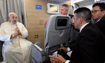 Giáo hoàng Francis trao đổi với các nhà báo trong chuyến bay trở về từ Mông Cổ ngày 4/5. (Ảnh: Vatican News)