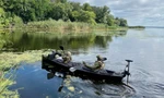 Thuyền kayak quân sự Poloz-M16 giúp lính Ukraine len lỏi dễ dàng trên sông. (Ảnh: ABC News)