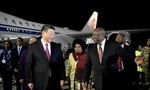 Tổng thống Nam Phi Cyril Ramaphosa đón Chủ tịch Trung Quốc Tập Cận Bình tại sân bay quốc tế ở Johannesburg ngày 22/8. (Ảnh: Reuters)