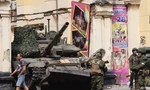  Các thành viên Wagner đứng gác trước một chiếc xe tăng trên đường phố Rostov-on-Don ngày 24.6. (Ảnh: AP)