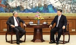 Chủ tịch Trung Quốc Tập Cận Bình (phải) tiếp tỷ phú Mỹ Bill Gates ngày 16/6. (Ảnh: Xinhua)