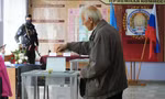 Một người dân đi bỏ phiếu ở Luhansk tháng 9/2022. (Ảnh: AP)