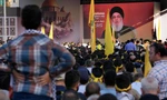 Người Li-băng chăm chú nghe bài phát biểu của lãnh đạo Hezbollah Syed Hassan Nasrallah ngày 3/11. (Ảnh: AP)