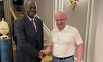 Yevgeny Prigozhin gặp một quan chức Cộng hoà Trung Phi tại khách sạn ở St. Petersburg, trong thời gian diễn ra Hội nghị thượng đỉnh Nga - châu Phi. (Ảnh: Telegram) 