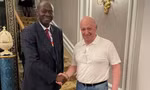 Yevgeny Prigozhin bắt tay vị quan chức CH Trung Phi tại khách sạn ở St. Petersburg, trong thời gian diễn ra hội nghị Nga - châu Phi
