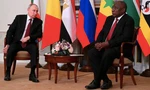 Tổng thống Nga Vladimir Putin và Tổng thống Nam Phi Cyril Ramaphosa (phải). (Ảnh: AP)
