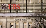 Logo của UBS và Credit Suisse bên ngoài một toà nhà ở Thuỵ Sĩ. (Ảnh: AP)