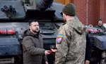 Tổng thống Ukraine Volodymir Zelensky gặp những binh lính đang được huấn luyện sử dụng xe tăng Challenger 2 ở Anh ngày 8/2. (Ảnh: Reuters)