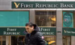 Trước một chi nhánh của ngân hàng First Republic ở New York