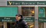 Trước một chi nhánh của ngân hàng First Republic ở New York
