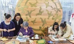 Phu nhân Thủ tướng Việt Nam và Phu nhân Thủ tướng Singapore trải nghiệm làm tranh từ vải vụn