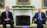 Tổng thống Mỹ Joe Biden và Chủ tịch Hạ viện Kevin McCarthy tại Nhà trắng. (Ảnh: AP)