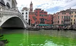 Vệt nước màu xanh lá trên kênh đào Grand ở Venice. (Ảnh: AP)